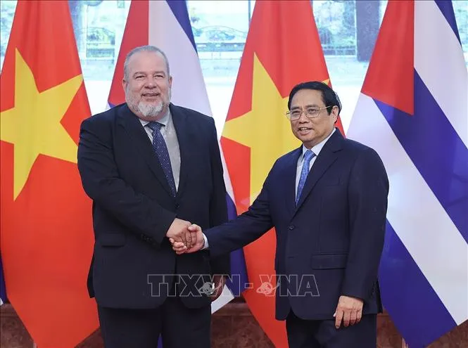 Thủ tướng Phạm Minh Chính và Thủ tướng Cuba Manuel Marrero Cruz chụp ảnh chung. Ảnh: Dương Giang/TTXVN