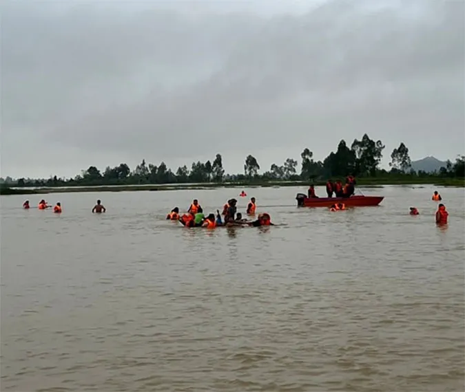 Tin nhanh trưa 30/9 - Quảng Nam: 1 người bị nước cuốn mất tích khi lội qua sông Bung 2