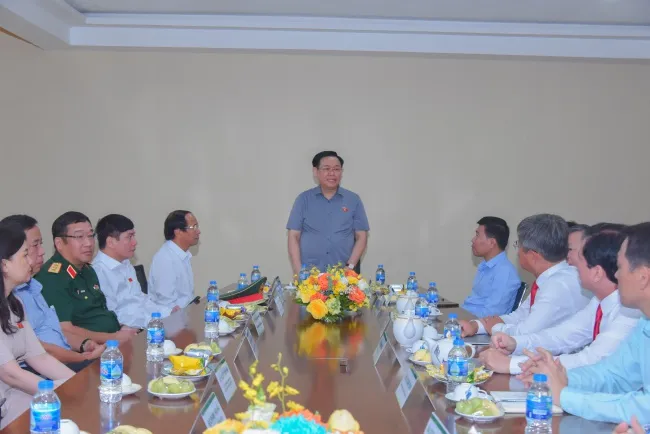 Chủ tịch Quốc hội Vương Đình Huệ tới thăm và làm việc với Công ty VRG Dongwha 1