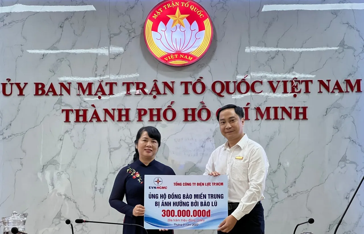 Ông Nguyễn Thanh Nhã - Phó Tổng Giám đốc EVNHCMC - trao biểu trưng số tiền 300 triệu đồng ủng hộ đồng bào miền Trung bị ảnh hưởng bởi bão Noru.