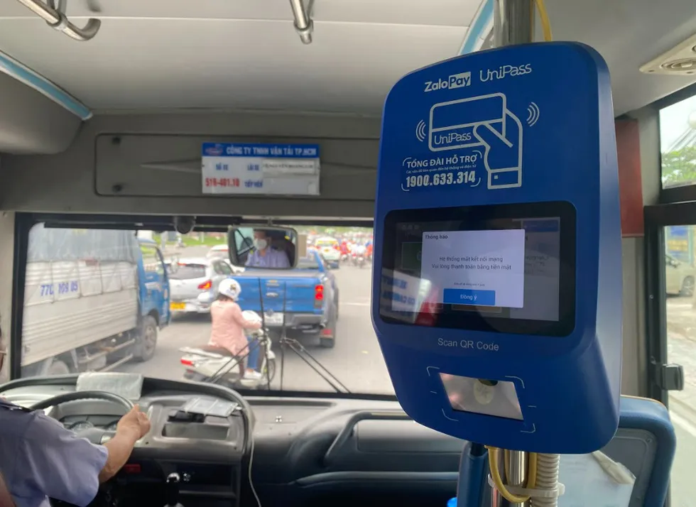 Một máy quét thẻ trên xe buýt đang bị lỗi kết nối - Ảnh: TTO 