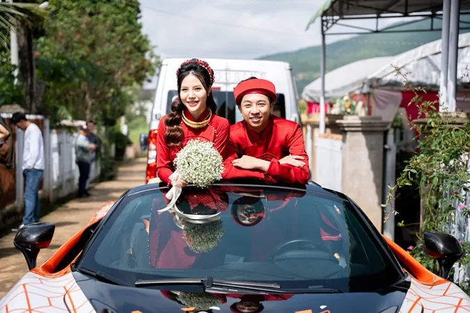 Lý Tuấn Kiệt (HKT) tổ chức lễ cưới tại Đà Lạt: Chú rể lái siêu xe, cô dâu đeo vàng trĩu cổ 9