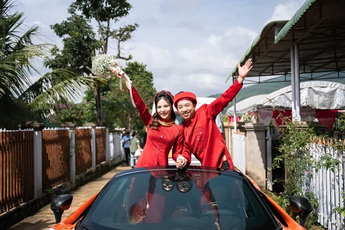 Lý Tuấn Kiệt (HKT) tổ chức lễ cưới tại Đà Lạt: Chú rể lái siêu xe, cô dâu đeo vàng trĩu cổ 10