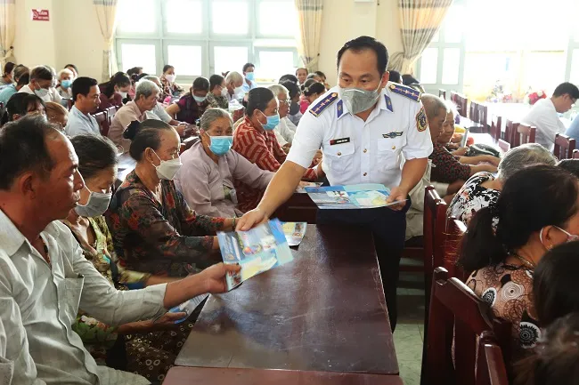 "Cảnh sát biển Đồng hành với ngư dân” tại huyện Ba Tri, tỉnh Bến Tre 1