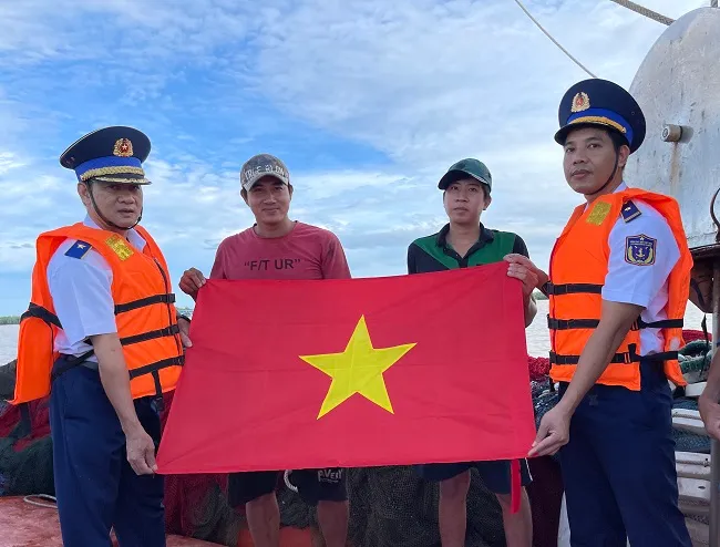 "Cảnh sát biển Đồng hành với ngư dân” tại huyện Ba Tri, tỉnh Bến Tre 2
