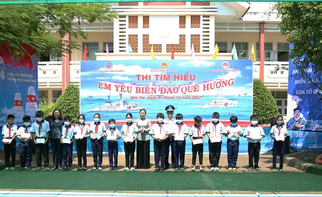 "Cảnh sát biển Đồng hành với ngư dân” tại huyện Ba Tri, tỉnh Bến Tre 3