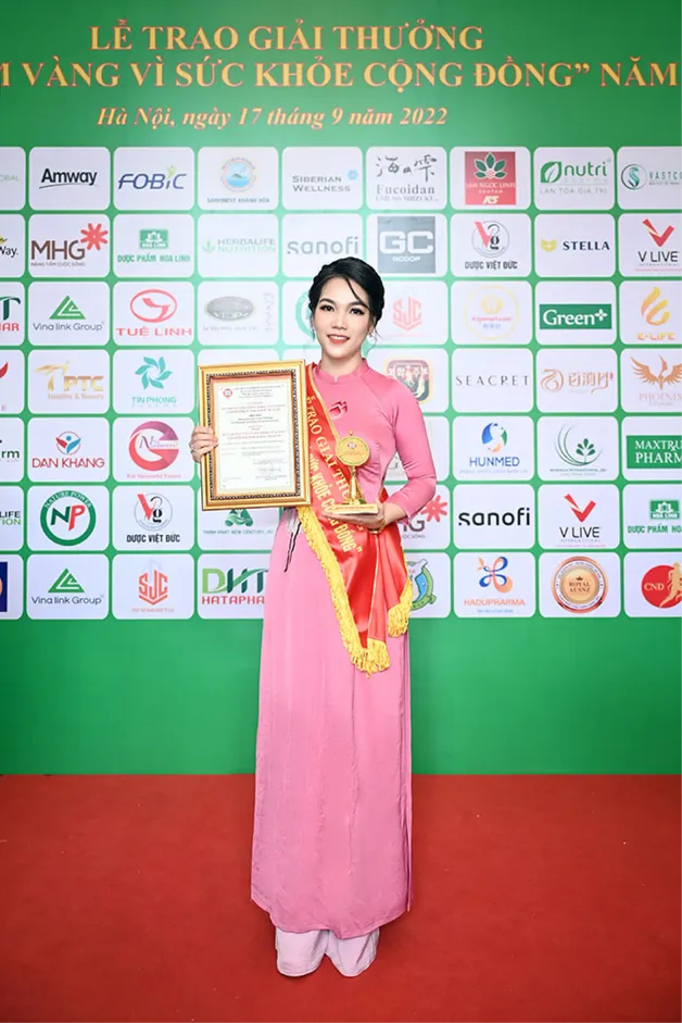 Đại diện của thương hiệu Asia Pharma chụp ảnh lưu niệm sau buổi Lễ trao giải