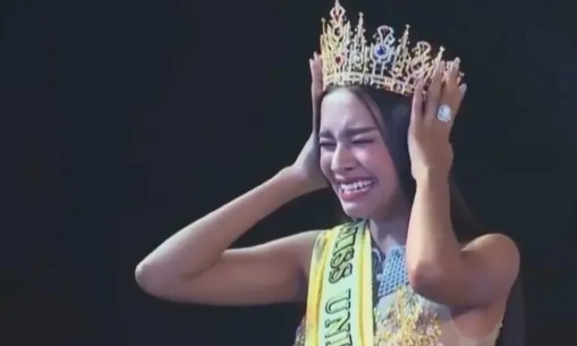 Hoa hậu Hoàn vũ Myanmar 2022 Zar Li Moe tự đội vương miện trong khoảnh khắc đăng quang. Ảnh: Missosology.