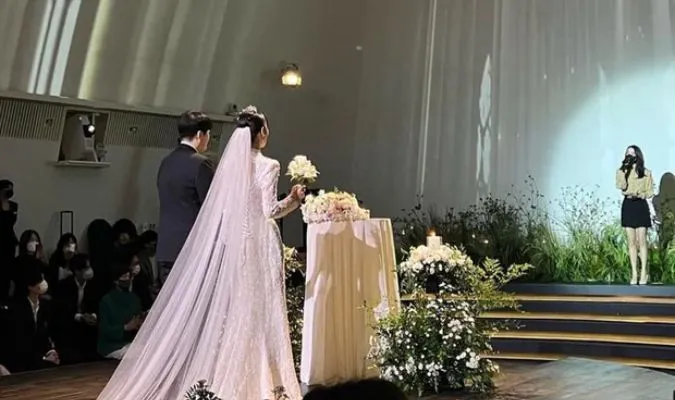 [xong] IU đến hát mừng đám cưới em trai Lee Jong Suk 3