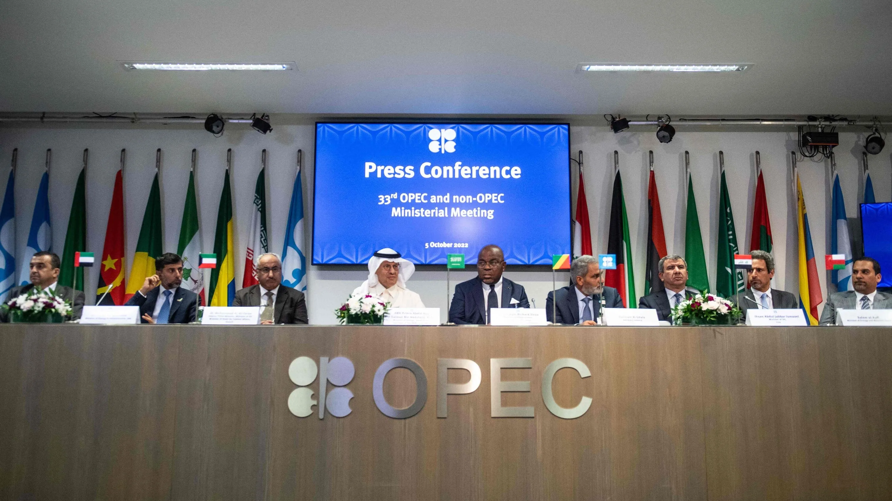 OPEC+ nhất trí cắt giảm mạnh sản lượng dầu mỏ