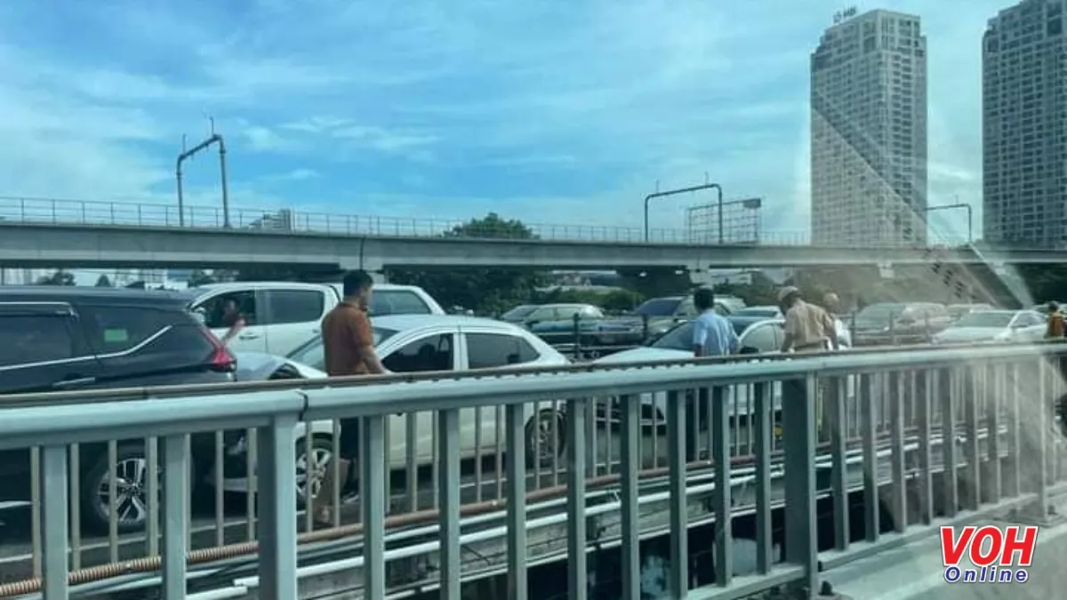 5 xe ôtô va chạm liên hoàn cầu Sài Gòn kẹt cứng 