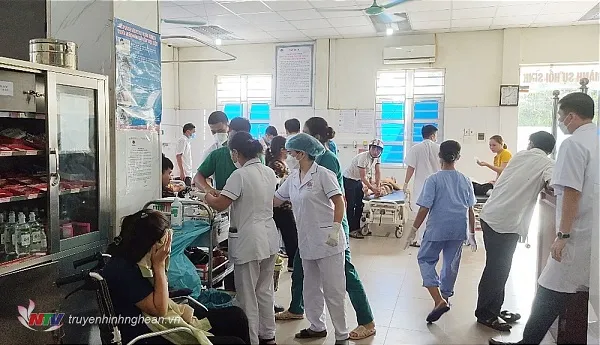 Nghệ An: Xe chở công nhân bị nạn, 24 người bị thương 1