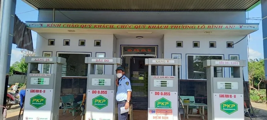 Lực lượng QLTT tỉnh An Giang giám sát cửa hàng kinh doanh xăng dầu trong lễ 2-9. Ảnh: Cục QLTT tỉnh An Giang