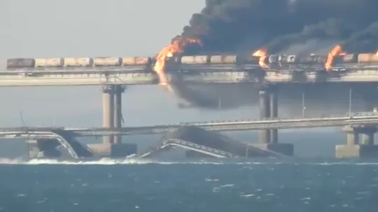 Cầu chiến lược nối Nga với bán đảo Crimea cháy lớn, một đoạn cầu đổ sập