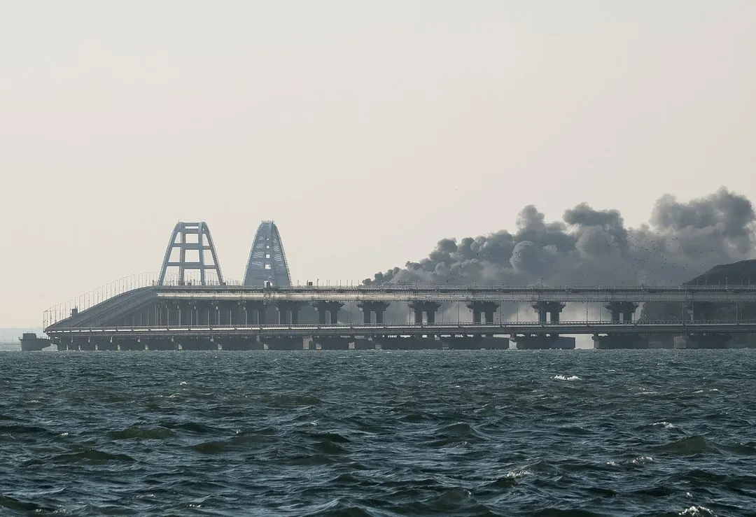 Cầu chiến lược nối Nga với bán đảo Crimea cháy lớn, một đoạn cầu đổ sập