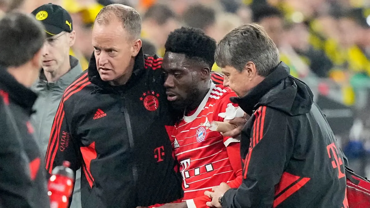 Dortmund vs Bayern chia điểm kịch tính - Alphonso Davies đi viện sau cú đá của Bellingham