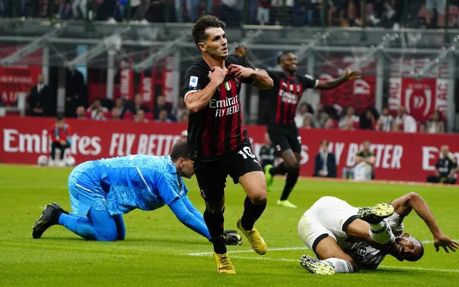 Đá bại Juve, Milan tạm vào Top 3 - Inter thoát mạch thua ở Serie A