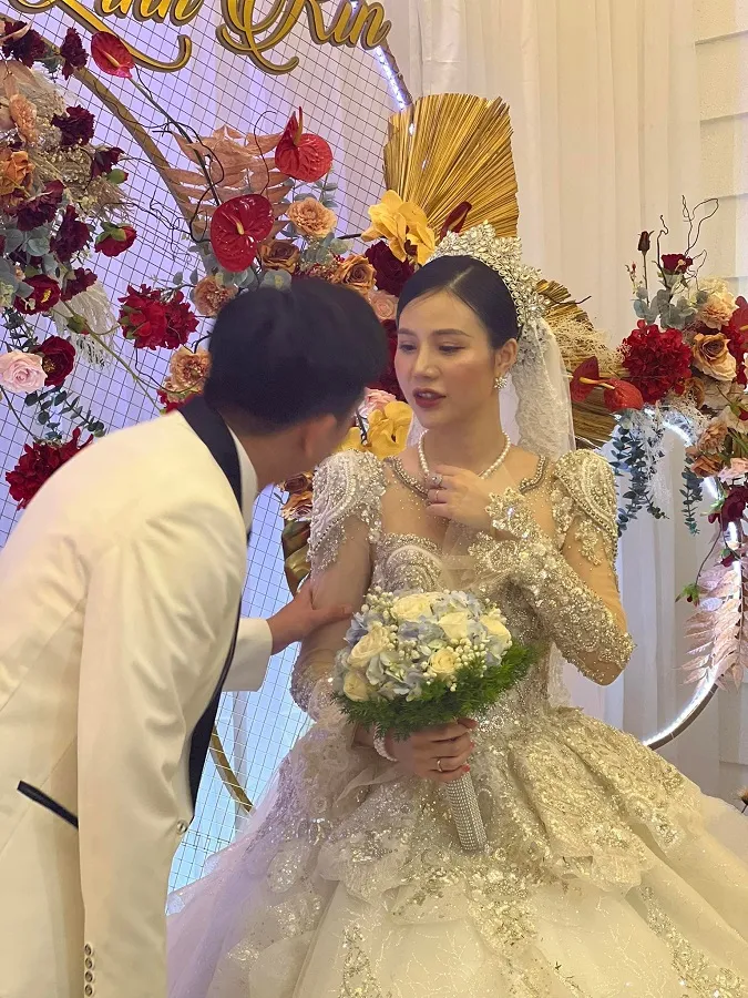 Đám cưới Lý Tuấn Kiệt (HKT): Chú rể ân cần chăm sóc cô dâu, TiTi điển trai đến chúc phúc 6