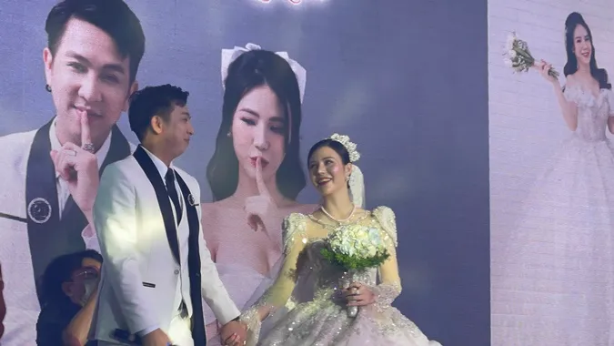 Đám cưới Lý Tuấn Kiệt (HKT): Chú rể ân cần chăm sóc cô dâu, TiTi điển trai đến chúc phúc 8