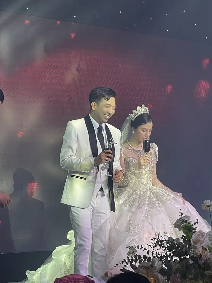Đám cưới Lý Tuấn Kiệt (HKT): Chú rể ân cần chăm sóc cô dâu, TiTi điển trai đến chúc phúc 7