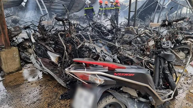 Cháy lán để xe, hàng trăm xe máy của công nhân bị thiêu rụi 1