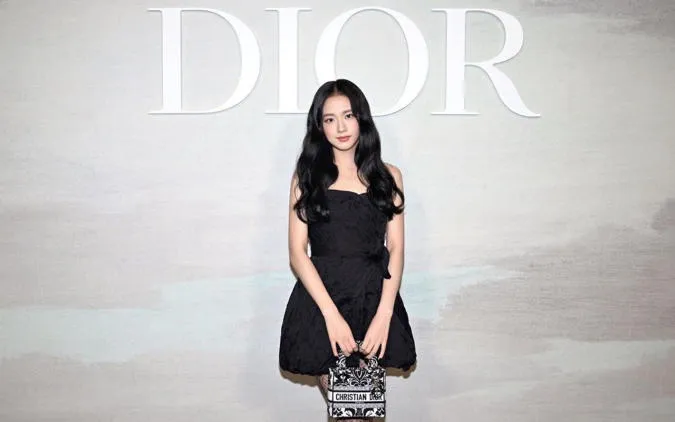 Đẳng cấp BLACKPINK: Jisoo chiếm lĩnh Paris Fashion Week, Jennie hợp tác cùng Porsche Korea 1