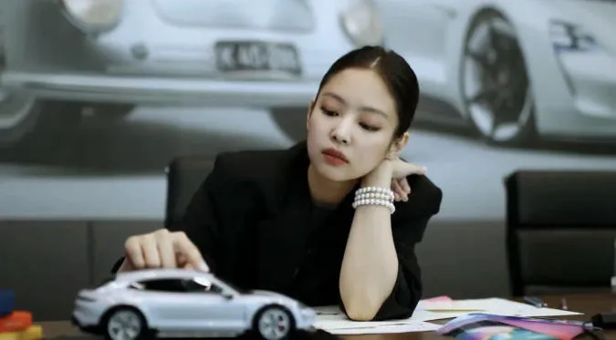 Đẳng cấp BLACKPINK: Jisoo chiếm lĩnh Paris Fashion Week, Jennie hợp tác cùng Porsche Korea 5
