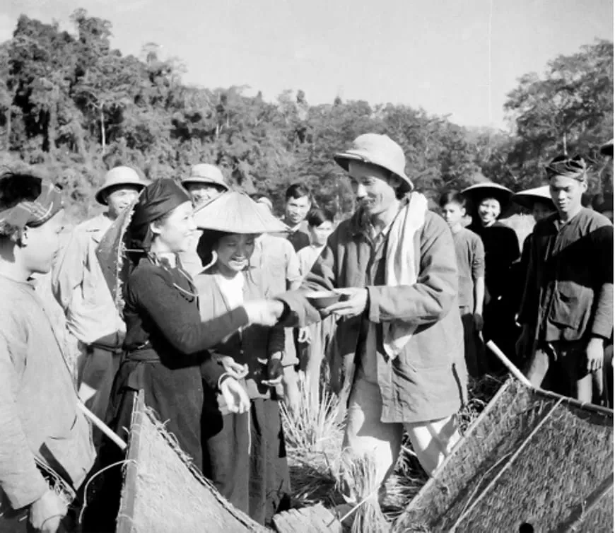 Bác Hồ đi thăm bà con nông dân tỉnh Bắc Cạn đang thu hoạch lúa mùa năm 1950