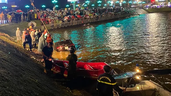 Ô tô lao xuống hồ Xuân Hương làm hai người chết, có phải do xe mất lái? 1