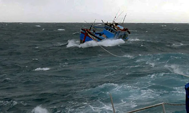 Khánh Hòa: Sóng to, 2 tàu cá chìm trên biển, cứu được 8 thuyền viên 1