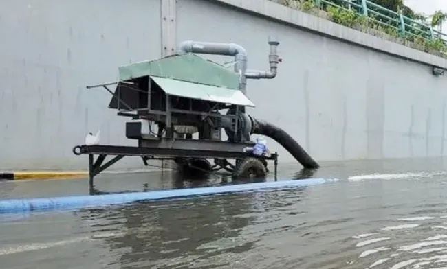 Đến chiều 15/10, Hầm chui Điện Biên Phủ vẫn chìm trong biển nước 1