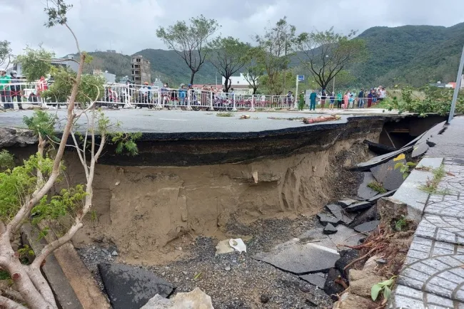 Đà Nẵng: Ít nhất 4 người chết do mưa lũ, nhiều nhà dân còn ngập nặng 1