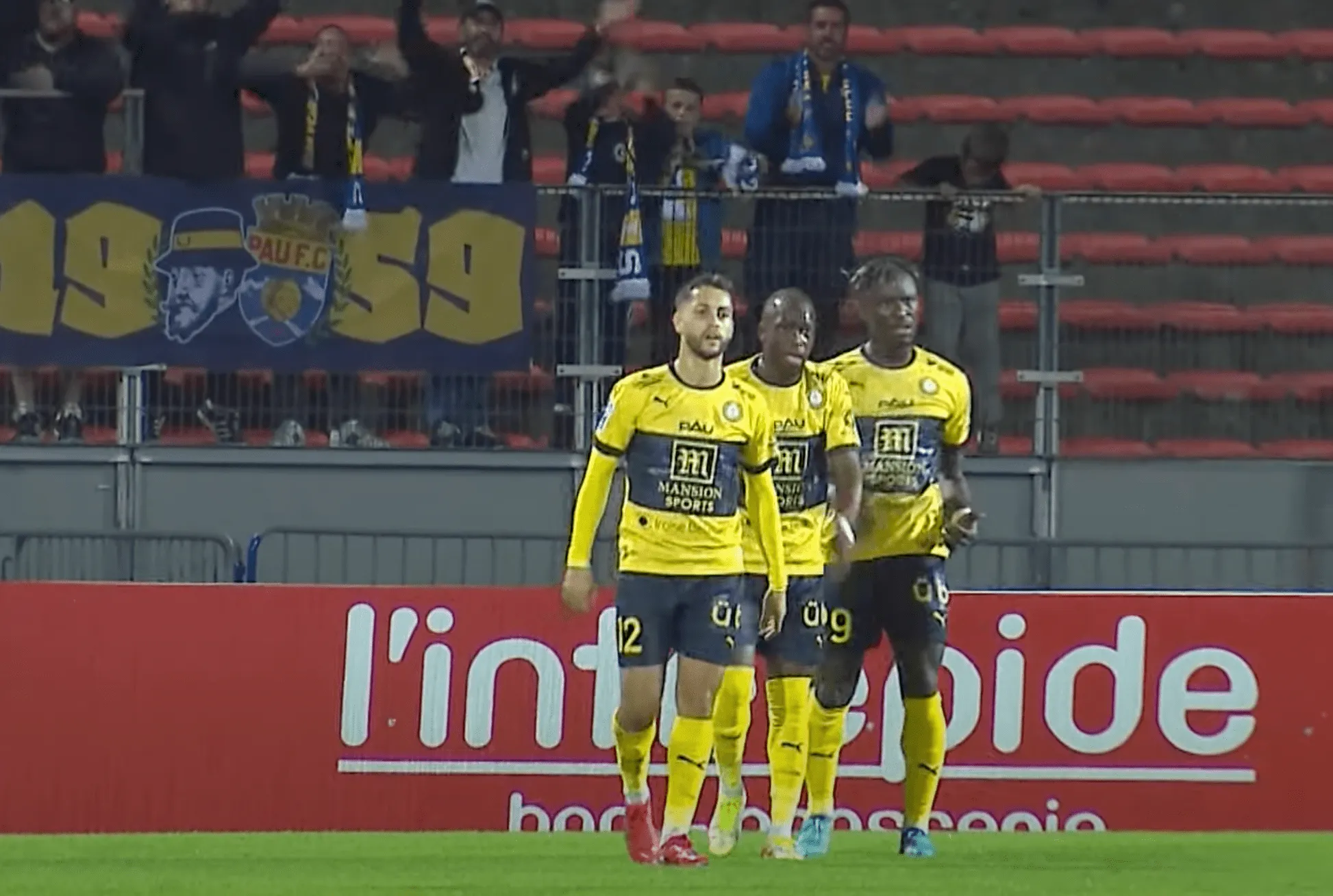 Pau FC có chiến thắng thứ 3 tại Ligue 2 - Quang Hải đá 13 phút, nhận thống kê kém vui