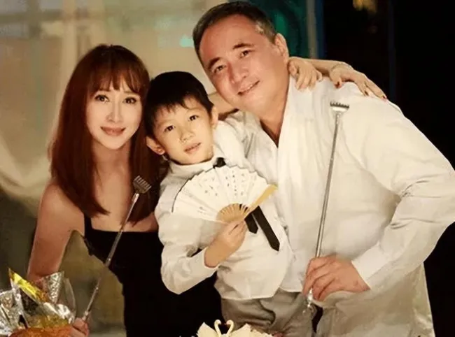 Diễn viên Hồ Tịnh của Trung Quốc mở phòng trưng bày đồ cổ tại Malaysia 2