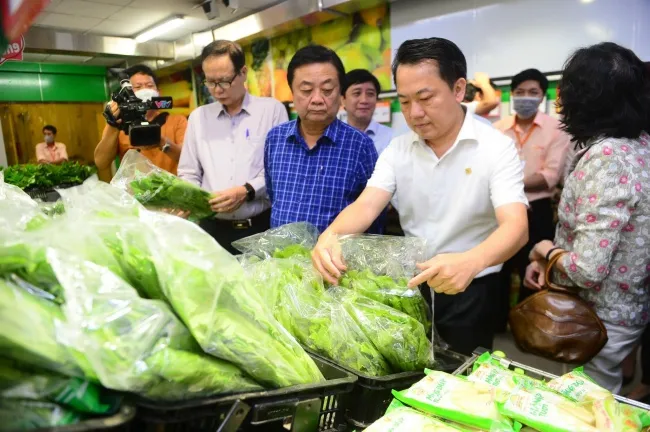 Bộ trưởng Bộ Nông nghiệp và Phát triển nông thôn Lê Minh Hoan thăm và khảo sát chất lượng hàng hóa Co.opXtra Linh Trung