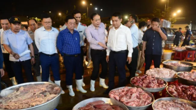 Bộ trưởng Bộ Nông nghiệp và Phát triển nông thôn Lê Minh Hoan đi khảo sát thực tế tại chợ đầu mối Bình Điền (quận 8, TP.HCM)