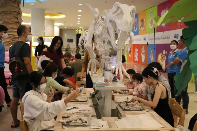  Nhiều bạn trẻ bị thu hút với trò đục đá hóa thạch