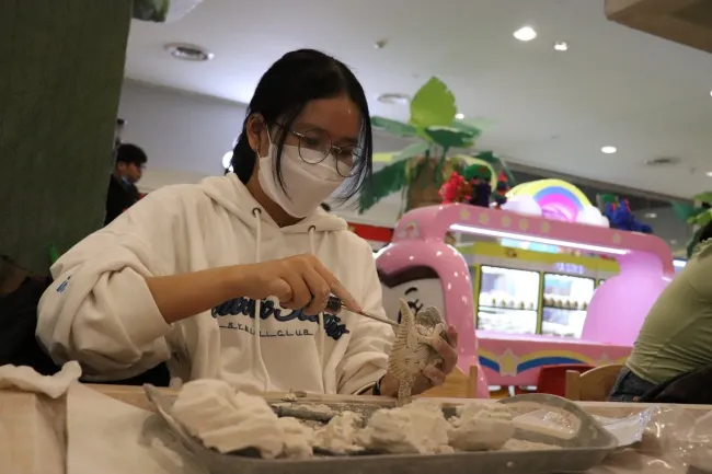 Người trẻ rủ nhau đi đục hoá thạch 2