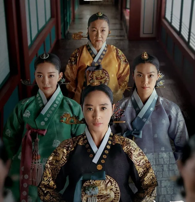 The Queen's Umbrella tập 1, 2: Rating kỷ lục, Kim Hye Soo tái xuất phim cổ trang sau 1 thập kỷ 1