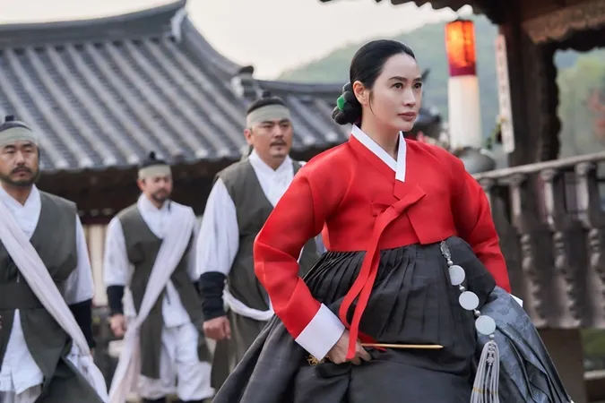 The Queen's Umbrella tập 1, 2: Rating kỷ lục, Kim Hye Soo tái xuất phim cổ trang sau 1 thập kỷ 12