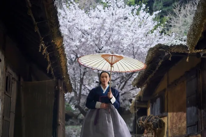 The Queen's Umbrella tập 1, 2: Rating kỷ lục, Kim Hye Soo tái xuất phim cổ trang sau 1 thập kỷ 10