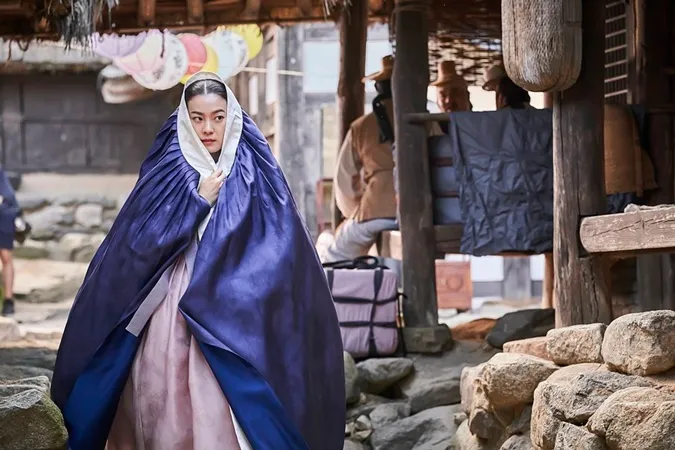 The Queen's Umbrella tập 1, 2: Rating kỷ lục, Kim Hye Soo tái xuất phim cổ trang sau 1 thập kỷ 11