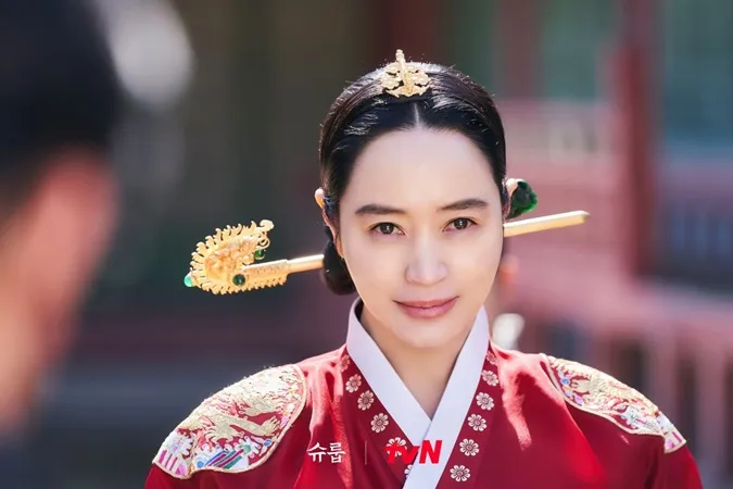 The Queen's Umbrella tập 1, 2: Rating kỷ lục, Kim Hye Soo tái xuất phim cổ trang sau 1 thập kỷ 13