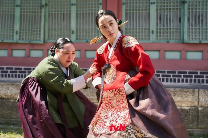 The Queen's Umbrella tập 1, 2: Rating kỷ lục, Kim Hye Soo tái xuất phim cổ trang sau 1 thập kỷ 9