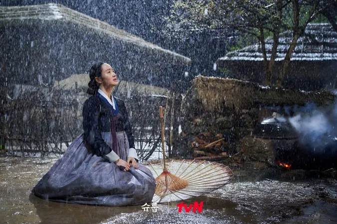 The Queen's Umbrella tập 1, 2: Rating kỷ lục, Kim Hye Soo tái xuất phim cổ trang sau 1 thập kỷ 14