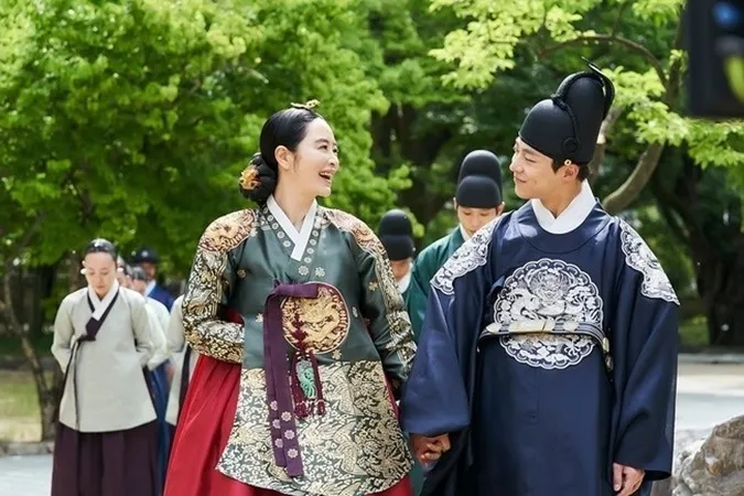 The Queen's Umbrella tập 1, 2: Rating kỷ lục, Kim Hye Soo tái xuất phim cổ trang sau 1 thập kỷ 3