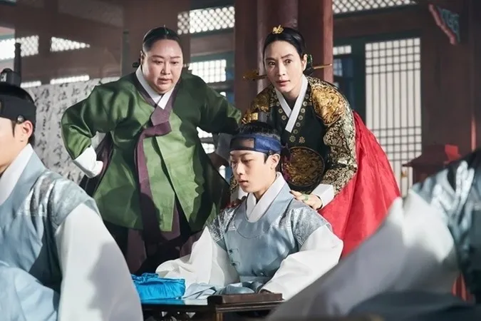 The Queen's Umbrella tập 1, 2: Rating kỷ lục, Kim Hye Soo tái xuất phim cổ trang sau 1 thập kỷ 2