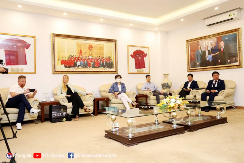 Tân HLV trưởng ĐT Việt Nam ra mắt ở Qatar - Hà Nội và Nam Định nộp phạt 15 triệu đồng