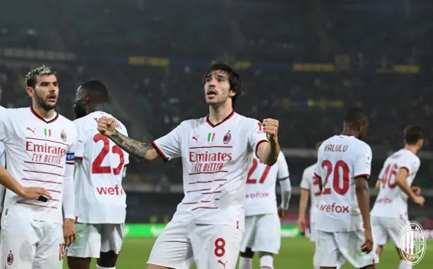 Napoli cán mốc 10 trận thắng liên tiếp - Thành Milan có niềm vui kép