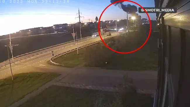 Khoảnh khắc tiêm kích Su-34 rơi xuống tòa nhà chung cư gây ra đám cháy lớn. Ảnh cắt từ clip.